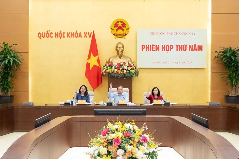 Các thành viên Hội đồng Bầu cử quốc gia đã biểu quyết thông qua Dự thảo Biên bản tổng kết và Nghị quyết công bố kết quả bầu cử Đại biểu Quốc hội khóa XVI. Ảnh: VPQH