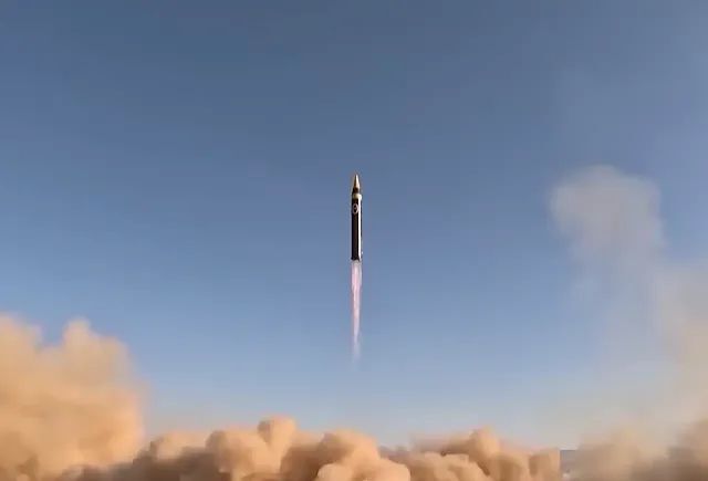 Tên lửa đạn đạo của Iran rời bệ phóng. Ảnh: Defense News