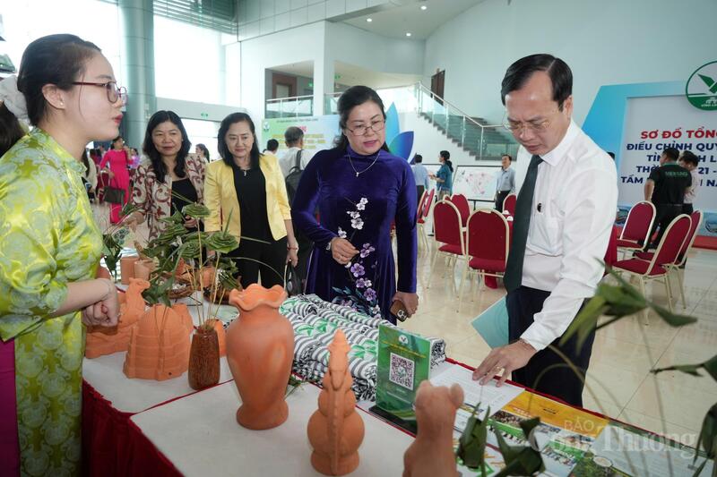 Không gian trưng bày được thiết kế mở, bố trí khoa học, thu hút đông đảo đại biểu, doanh nghiệp tham quan