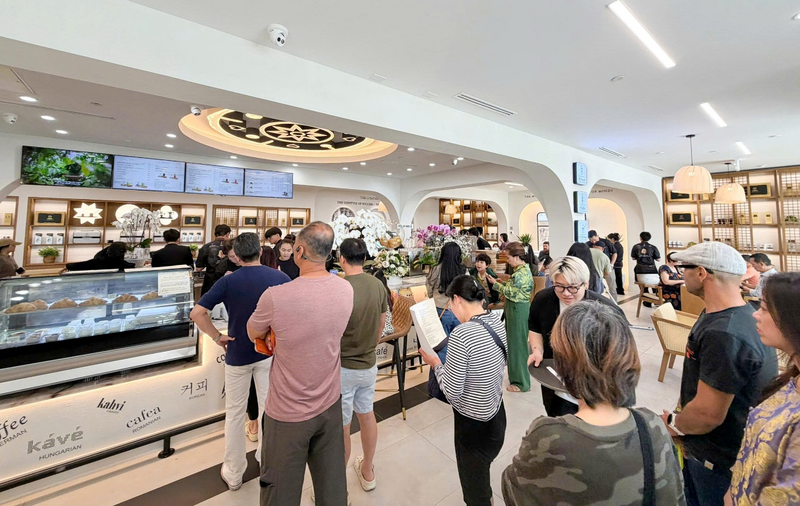 Cà phê Thế giới Trung Nguyên Legend tại Houston, Texas, Mỹ thu hút đông đảo khách hàng quốc tế đến trải nghiệm văn hóa thưởng lãm cà phê Việt Nam và thế giới.
