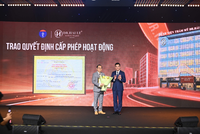 Ths.Bs Hải Lê - Chủ tịch, Tổng Giám đốc Bệnh viện nhận Quyết định cấp phép hoạt động Bệnh viện Tạo hình Thẩm mỹ Dr.Hải Lê.