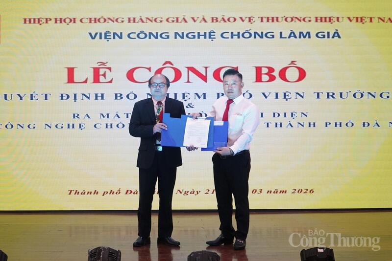 Lãnh đạo Viện Công nghệ chống làm giả trao Quyết định thành lập Văn phòng đại diện và Quyết định bổ nhiệm cho ông Phạm Quốc Việt