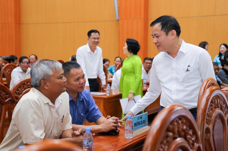 Chủ tịch Petrovietnam Lê Ngọc Sơn trò chuyện với các cử tri phường Bà Rịa