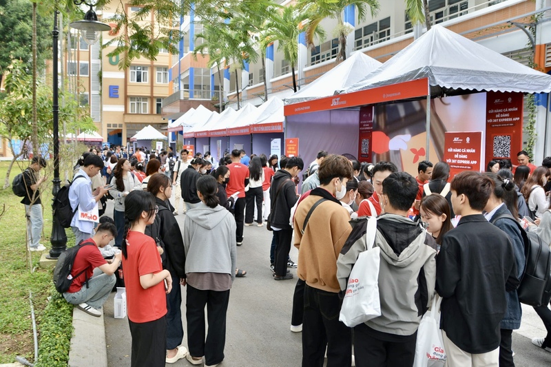 Ngày hội việc làm VALOMA 2026 tại TP. Đà Nẵng quy tụ nhiều doanh nghiệp lớn trong lĩnh vực logistics miền Trung. Ảnh: Ngọc Thảo