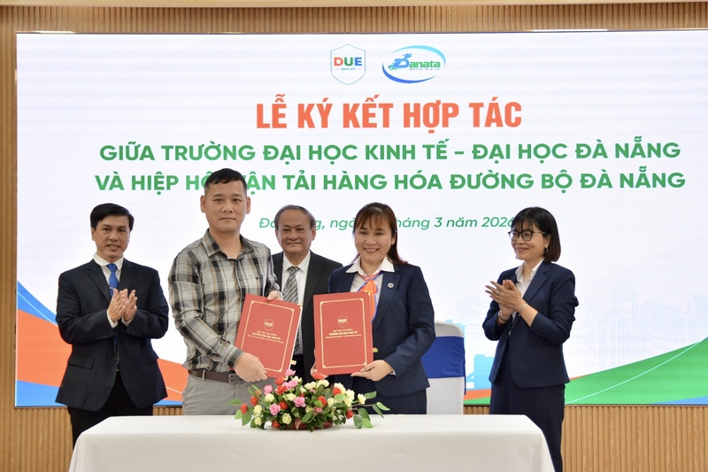 Ký kết hợp tác giữa trường Đại học kinh tế, Đại học Đà Nẵng và Hiệp hội vận tải hàng hóa đường bộ Đà Nẵng về tăng cường liên kết giữa cơ sở đào tạo với doanh nghiệp. Ảnh: Ngọc Thảo
