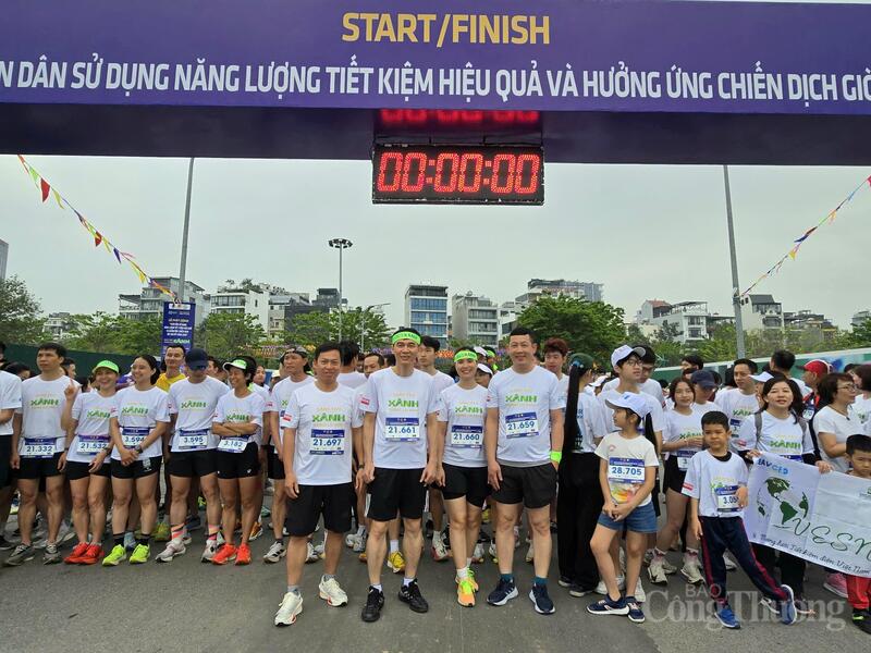 Các cán bộ, nhân viên Công ty Điện lực Bắc Ninh tham gia Giải chạy