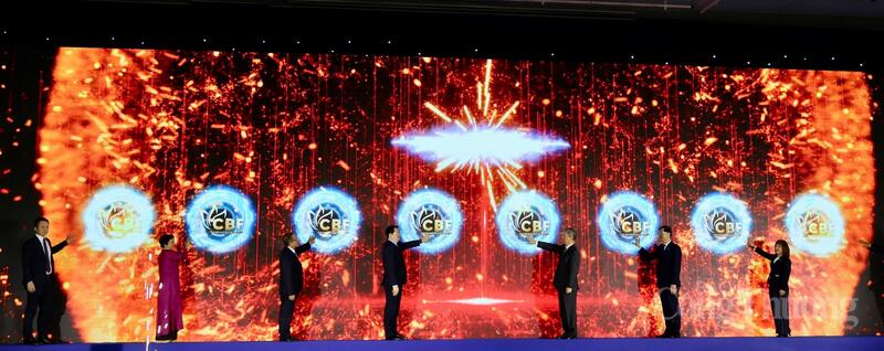 Nghi thức phát động và cam kết thực thi văn hoá kinh doanh Việt Nam tại diễn đàn. Ảnh: Phương Hà