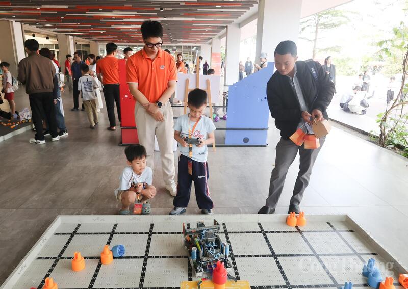 Các em học sinh Đà Nẵng hào hứng trải nghiệm điều khiển robot