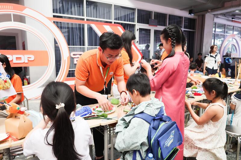 Các hoạt động workshop sáng tạo thu hút đông các em nhỏ