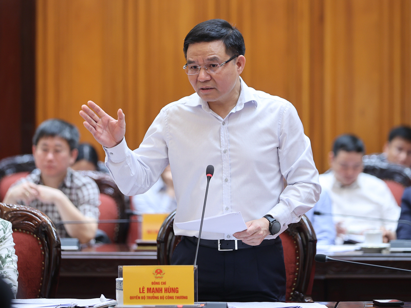 Quyền Bộ trưởng Bộ Công Thương Lê Mạnh Hùng báo cáo tại cuộc họp. Ảnh: VGP/Nhật Bắc