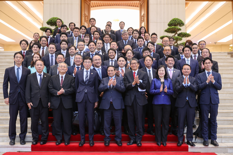 Thủ tướng chụp ảnh lưu niệm tại buổi đối thoại. Ảnh: VGP/Nhật Bắc