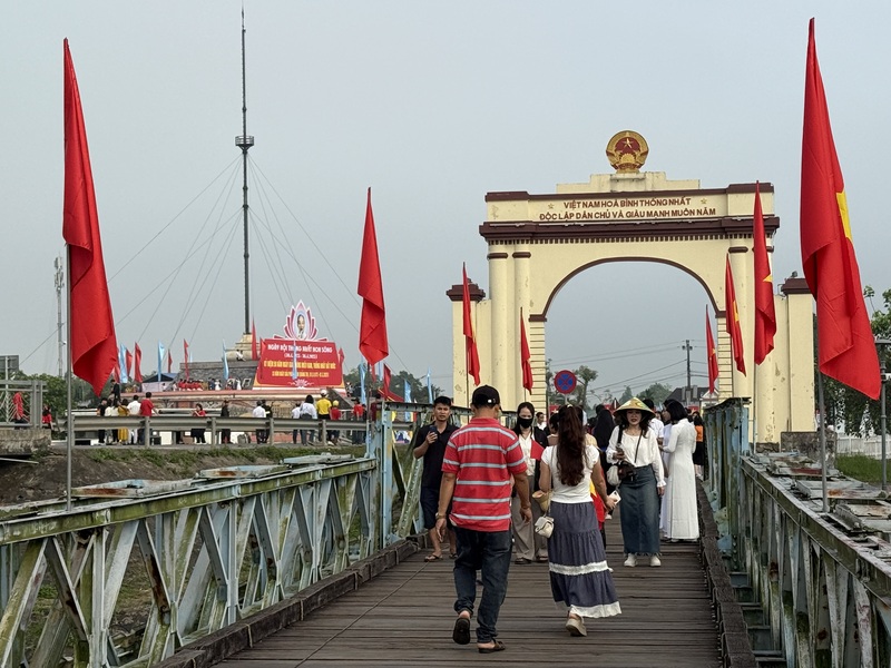 Du khách thăm di tích Cầu Hiền Lương dịp nghỉ lễ 30/4-01/5