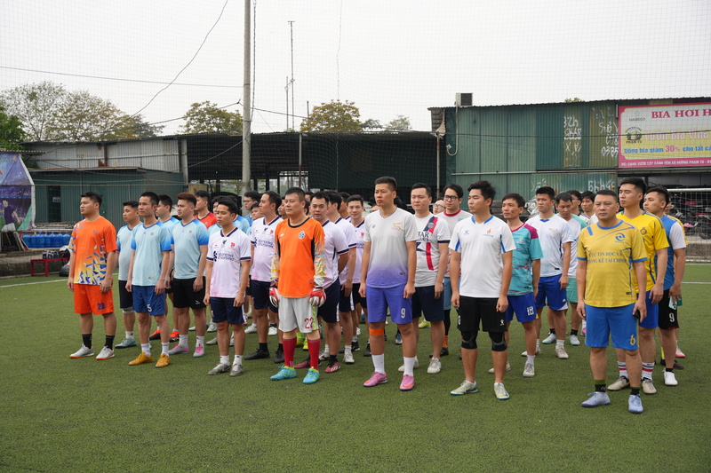 Các đại biểu và cầu thủ thực hiện nghi thức chào cờ trong lễ khai mạc giải đấu.