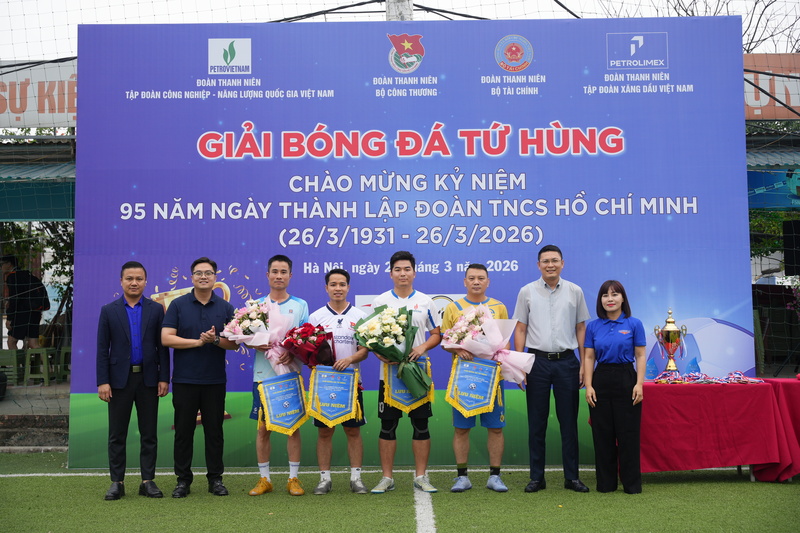 Ban Tổ chức trao cờ lưu niệm cho các đội bóng tham dự