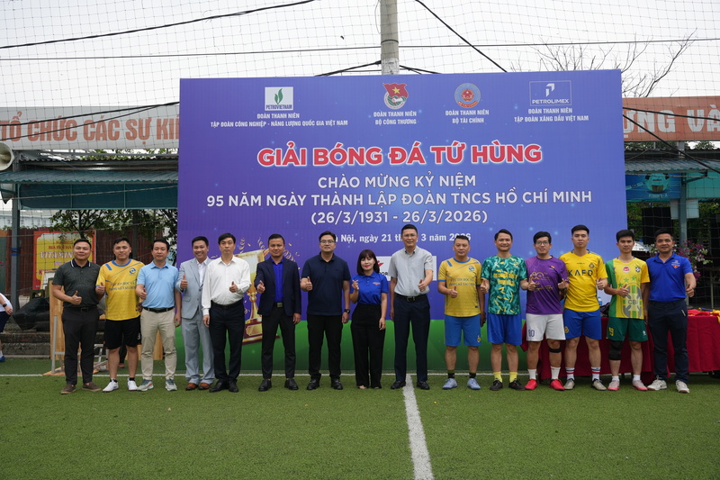 Các đội bóng chụp hình lưu niệm cùng Ban Tổ chức và đại biểu trước lễ khai mạc