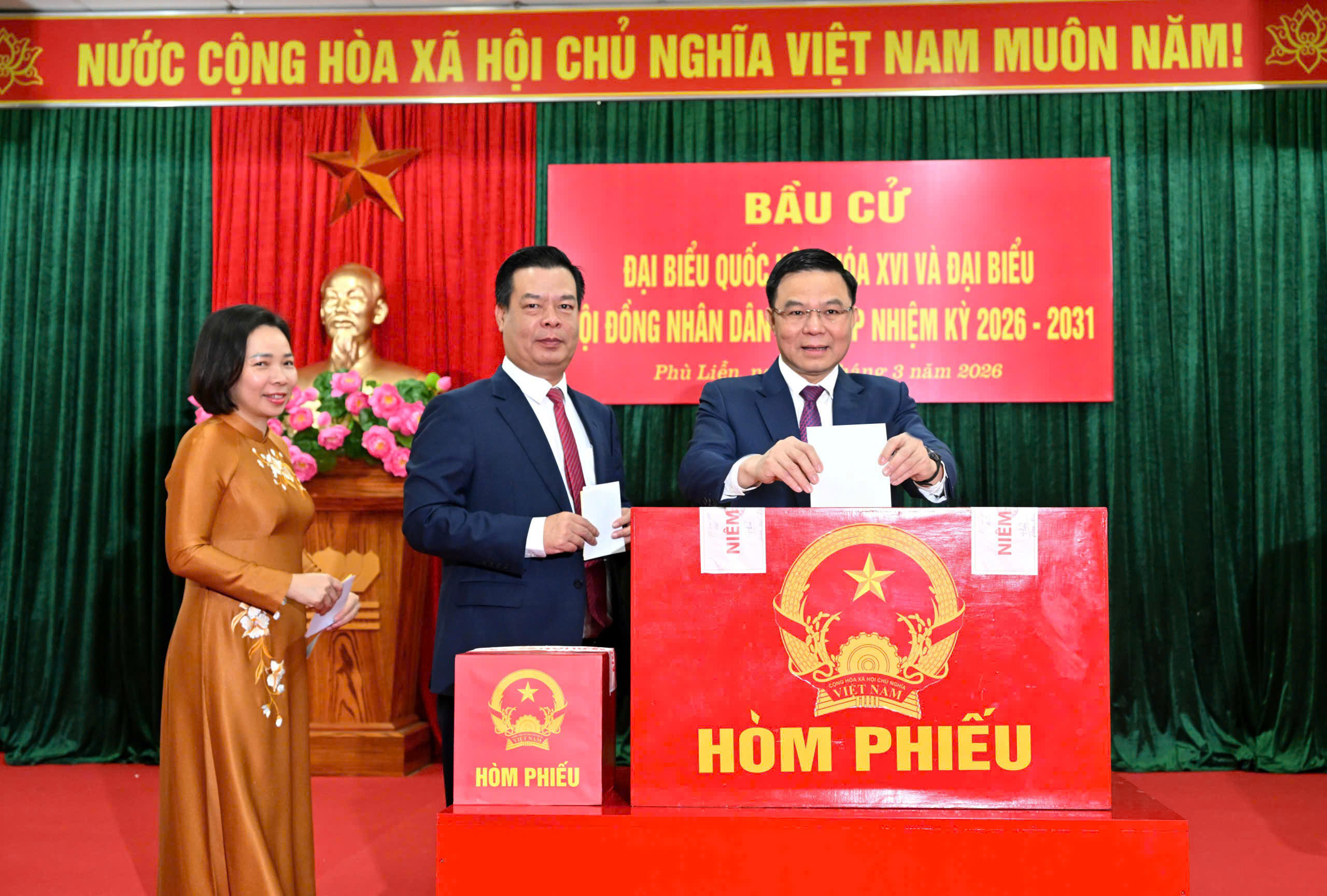 Quyền Bộ trưởng Bộ Công Thương Lê Mạnh Hùng thực hiện quyền cử tri tại Khu vực bỏ phiếu số 3, phường Phù Liễn, TP. Hải Phòng.