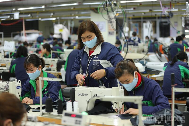 Một số ngành hàng xuất khẩu chủ lực như dệt may đang đối mặt với chi phí tăng, rủi ro thiếu nguyên liệu cho sản xuất. Ảnh: Nguyễn Nam