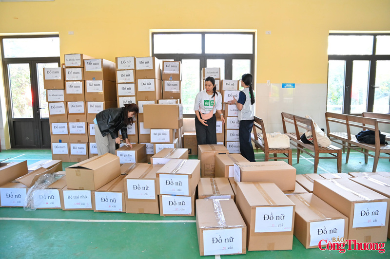 Hơn 3000 sản phẩm quần áo vượt hàng trăm cây số đến với đại ngàn nắng gió, vùng xa nhất của TP Đà Nẵng