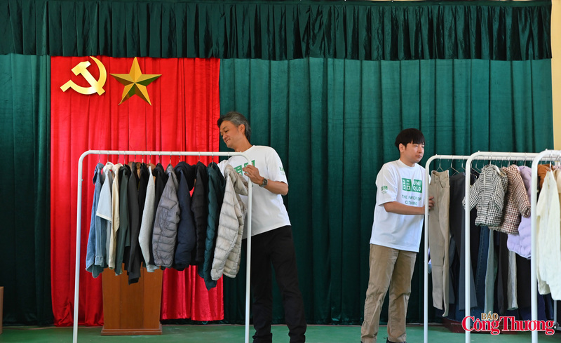 Những bộ quần áo được sắp xếp ngay ngắn, gọn gàng như trong một cửa hàng thực thụ.