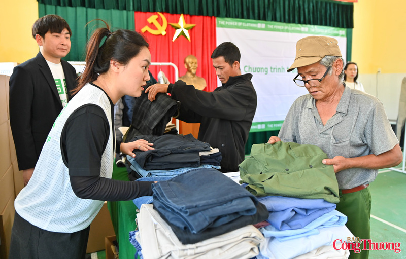 Không có tiếng mặc cả, không có những tờ tiền trao tay, nhưng từng gian hàng vẫn đông đúc người qua lại  lựa chọn những sản phẩm thiết yếu.