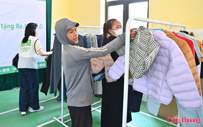 Cầm trên tay chiếc áo mới cho con gái, chị Y Thiếu không giấu được niềm vui: “Tôi rất vui vì được tự chọn quần áo. Đồ đẹp, còn tốt, với chiếc áo ấm này mùa đông tới con gái tôi sẽ có một chiếc áo mới tới trường”. Niềm vui ấy không chỉ đến từ giá trị vật chất, mà còn từ cảm giác được chủ động lựa chọn, được quan tâm đúng cách.