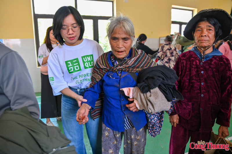 Những cụ già được các bạn tình nguyện viên trợ giúp lựa chọn những sản phẩm tốt nhất.