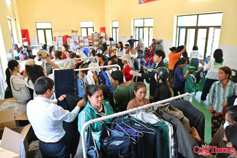 Khắp khu vực “phiên chợ”, tiếng cười nói rộn ràng. Trẻ nhỏ háo hức thử áo mới, người lớn cẩn thận chọn từng món đồ phù hợp cho gia đình. Không khí ấm áp lan tỏa giữa đại ngàn, xóa nhòa khoảng cách giữa cho và nhận.