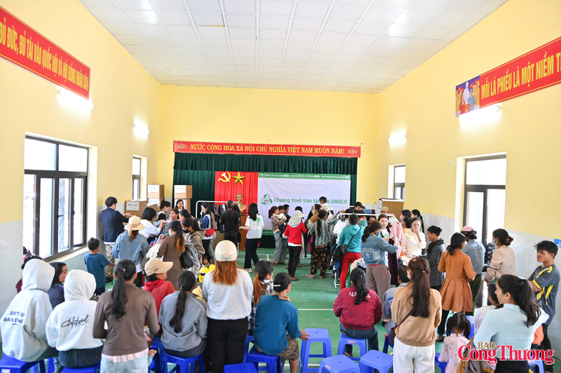 Theo đại diện đơn vị tổ chức, các sản phẩm đều được thu gom, phân loại và kiểm tra chất lượng kỹ lưỡng trước khi trao tặng. Nhờ đó, dù là quần áo đã qua sử dụng, mỗi sản phẩm vẫn bảo đảm tính thẩm mỹ và công năng sử dụng.