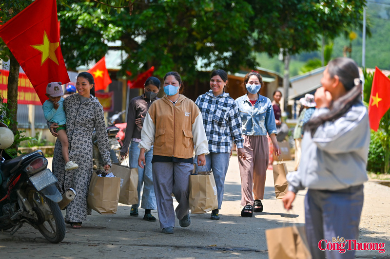 Với đồng bào Giẻ Triêng, những bộ quần áo không chỉ giúp cải thiện đời sống thường ngày mà còn mang theo sự động viên, tiếp thêm niềm tin vào những điều tốt đẹp.