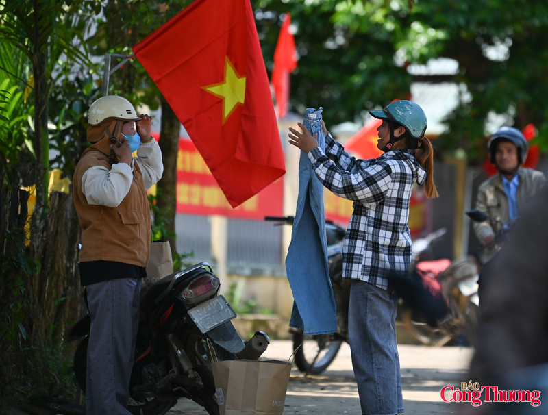 'Phiên chợ 0 đồng' giữa đại ngàn mang ấm áp đến đồng bào Giẻ Triêng  - 15