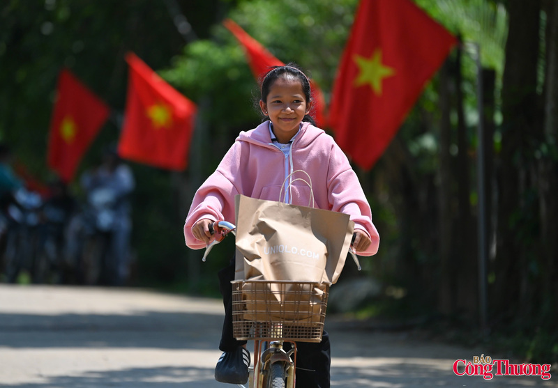'Phiên chợ 0 đồng' giữa đại ngàn mang ấm áp đến đồng bào Giẻ Triêng  - 17