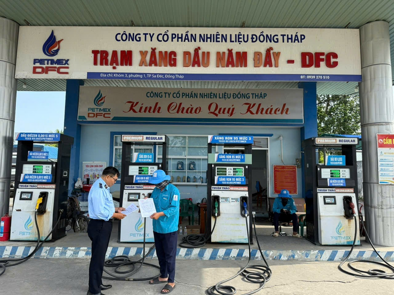 Cửa hàng ký cam kết chấp hành đúng quy định pháp luật. Ảnh: QLTT Đồng Tháp.