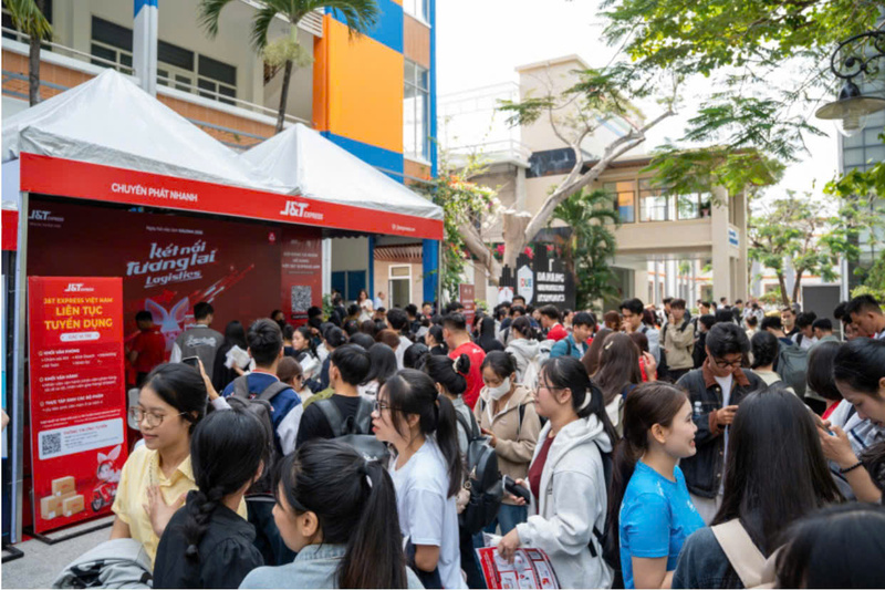 Ngày hội Việc làm VALOMA 2026 thu hút nhiều sinh viên, học sinh tham dự