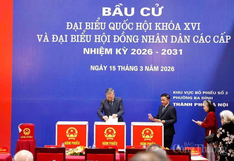 Tổng Bí thư Tô Lâm và Thường trực Ban Bí thư Trần Cẩm Tú thực hiện bỏ phiếu tại Khu vực bỏ phiếu số 2 phường Ba Đình, thành phố Hà Nội.