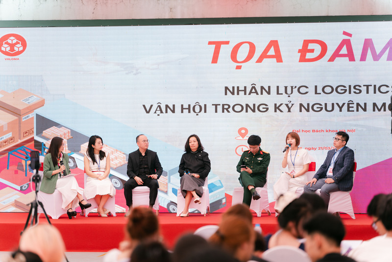 Các diễn giả chia sẻ tại Ngày hội Việc làm VALOMA 2026