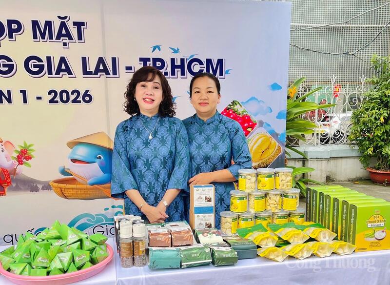 Trưng bày, giới thiệu sản phẩm đặc trưng, sản phẩm tiêu biểu của tỉnh tại Chương trình Họp mặt Ngày hội Người Gia Lai lần thứ nhất năm 2026 tại TP. Hồ Chí Minh. Ảnh: Bích Thu.