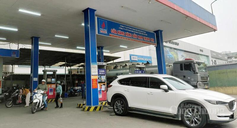 Người dân mua xăng dầu tại Cửa hàng xăng dầu Nam Trung Yên (TP. Hà Nội) trưa 21/3. Ảnh Nguyễn Hạnh