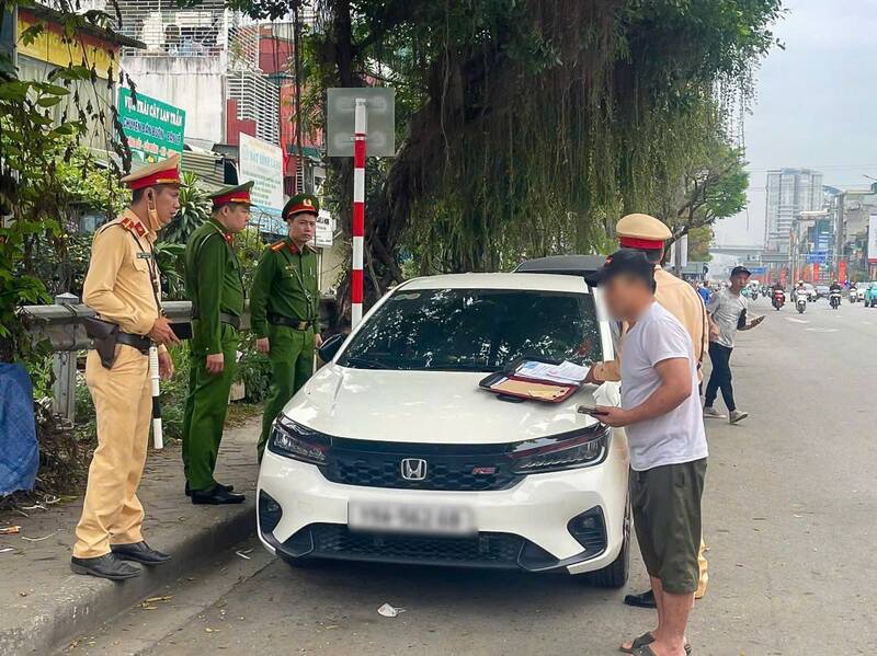 Lực lượng Cảnh sát giao thông Hà Nội phối hợp Công an phường Phương Liệt, Tương Mai xử lý vi phạm giao thông trên đường Giải Phóng. Ảnh: Tuấn Nam