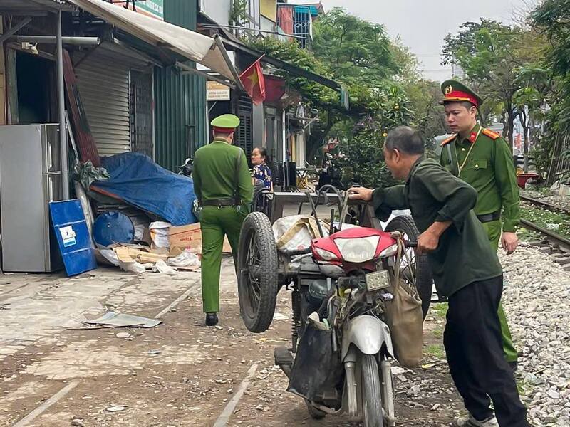 Lực lượng chức năng xử lý các trường hợp tập kết hàng hóa, phế liệu gây mất mỹ quan đô thị. Ảnh: Tuấn Nam