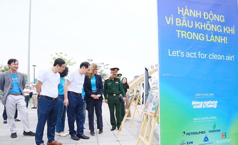 Các đại biểu tham quan trưng bày tranh về bảo vệ nguồn nước. Ảnh: Trung Hiếu