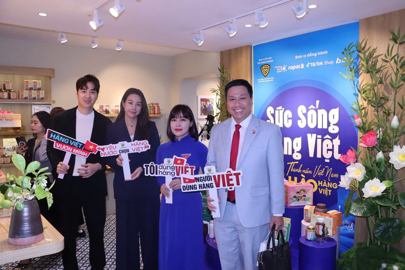 Tiến sĩ Lý Hoàng Vũ, Trưởng Bộ phận Dịch vụ Tài chính, Đại sứ quán Anh tại Việt Nam (ngoài cùng bên phải) đến tham quan khu trưng bày "Sức sống hàng Việt".