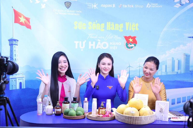 Diễn viên Lương Thị Thu Trang tham gia phiên livestream quảng bá các sản phẩm 100% “made in Vietnam”