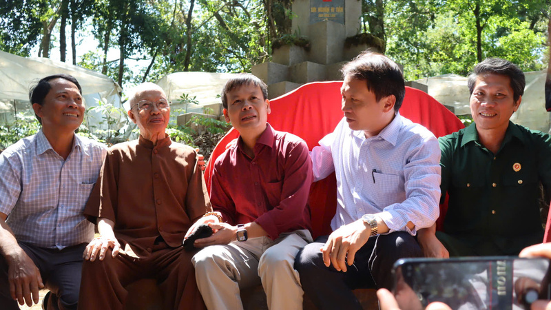 Dược sĩ Đào Kim Long (thứ 2 bên trái qua) kể về hành trình tìm được cây sâm Ngọc Linh cách đây nửa thế kỷ. Ảnh: Tuệ Lâm