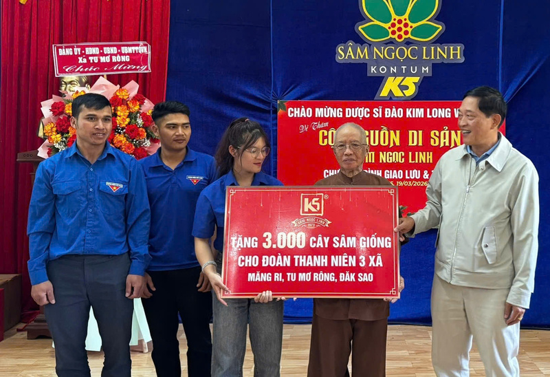 Trao tặng 3.000 cây giống sâm Ngọc Linh cho thanh niên của 3 xã khởi nghiệp. Ảnh: Tuệ Lâm