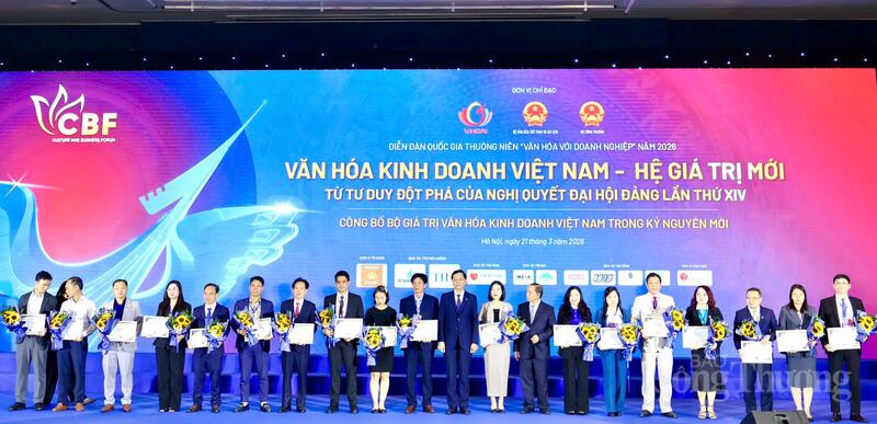Các doanh nghiệp và cá nhân có thành tích xuất sắc hưởng ứng Cuộc vận động xây dựng văn hóa doanh nghiệp Việt Nam. Ảnh: Phương Hà
