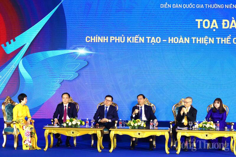 Phiên thảo luận “Chính phủ kiến tạo - Hoàn thiện thể chế cho chuẩn mực kinh doanh mới”. Ảnh: Phương Hà.
