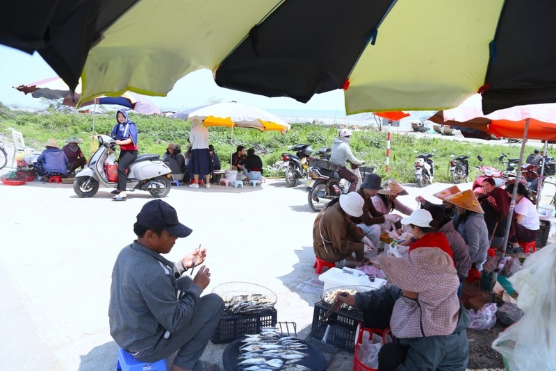 Hình ảnh cá trích nướng vàng ruộm trên bếp than hồng, cuốn cùng rau sống, bún, chấm nước mắm ớt “gây sốt” trên mạng xã hội. Những video ghi lại cảnh ngồi ăn ngay bên bờ biển, gió lộng, cá vừa nướng xong đã khiến nhiều người tò mò, rủ nhau đi ăn.