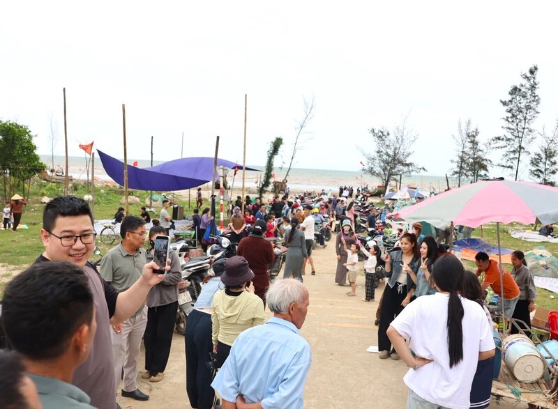 Dọc các tuyến đường ven biển xã Hải Châu (tỉnh Nghệ An), dòng người nhộn nhịp tìm về đây để được thưởng thức món cá trích nướng thơm ngon đang hot trên mạng xã hội.