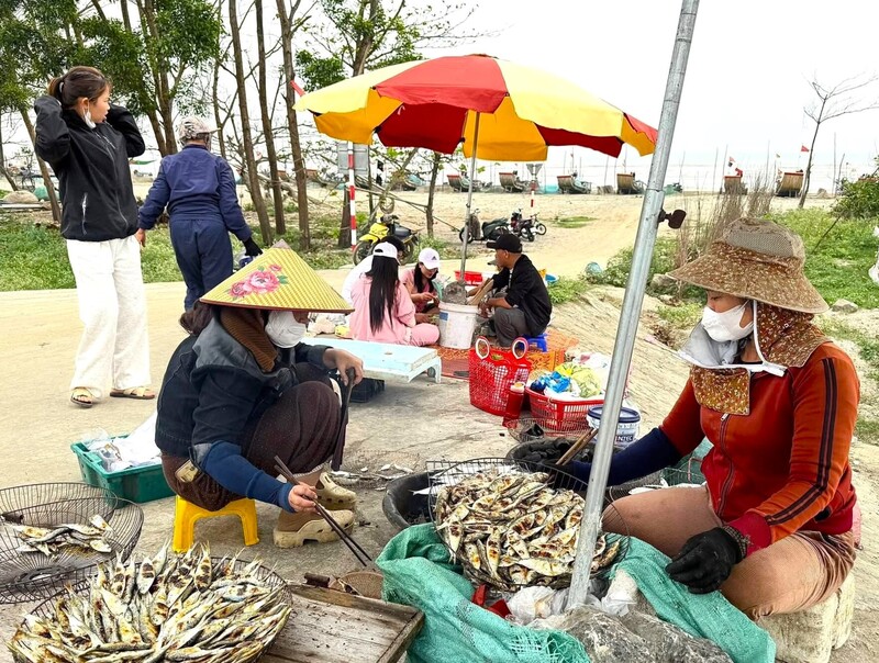 Những người phụ nữ làng biển thoăn thoắt nướng cá để phục vụ dòng khách ngày một đông. Một tuần nay, khi món ăn và không gian thưởng thức này được lan toả rộng rãi trên mạng xã hội, thu hút đông đảo du khách tìm đến thì chị em nướng “mỏi tay” vẫn không kịp phục vụ.