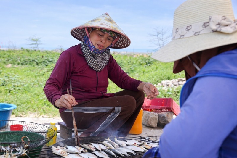 Từ một món ăn dân dã, cá trích nướng trở thành điểm nhấn thu hút du khách, góp phần tạo thêm sinh kế cho ngư dân. Nghề nướng cá trích chỉ diễn ra vài tháng trong năm. Trước đó, bà con nướng cầm chừng để phục vụ nhu cầu mua ở chợ, trong làng, nhưng năm nay lượng khách tăng mạnh, người trong và ngoài xã đến ăn tại chỗ đông hơn, nên bà con phải nướng nhiều hơn để kịp phục vụ. Trung bình mỗi ngày các hộ nướng cá, phục vụ người dân ăn tại chỗ cho thu nhập từ 2-5 triệu đồng/ngày.